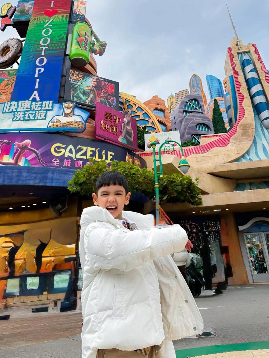 Keluarga Cut Meyriska liburan ke Zootopia Land