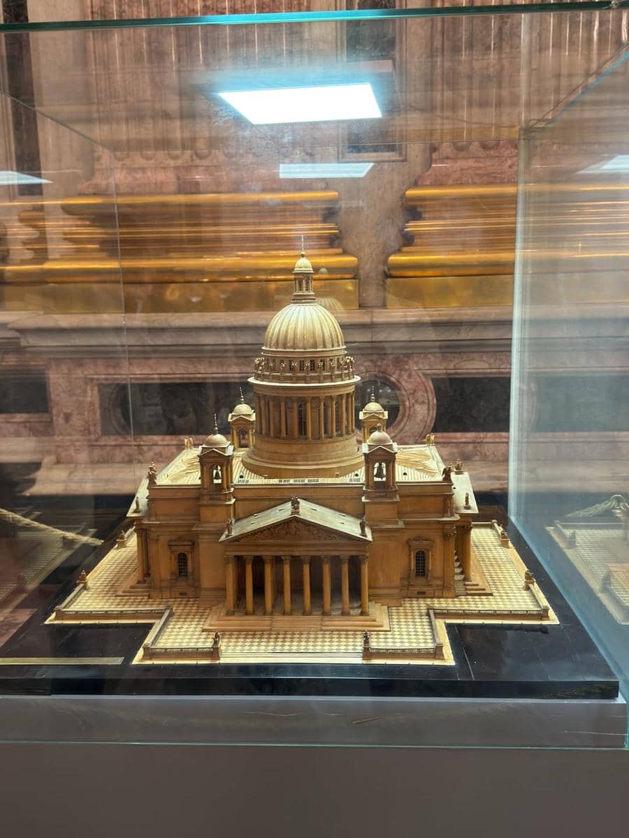 Andi Arsyil mengunjungi Saint Isaac’s Square.