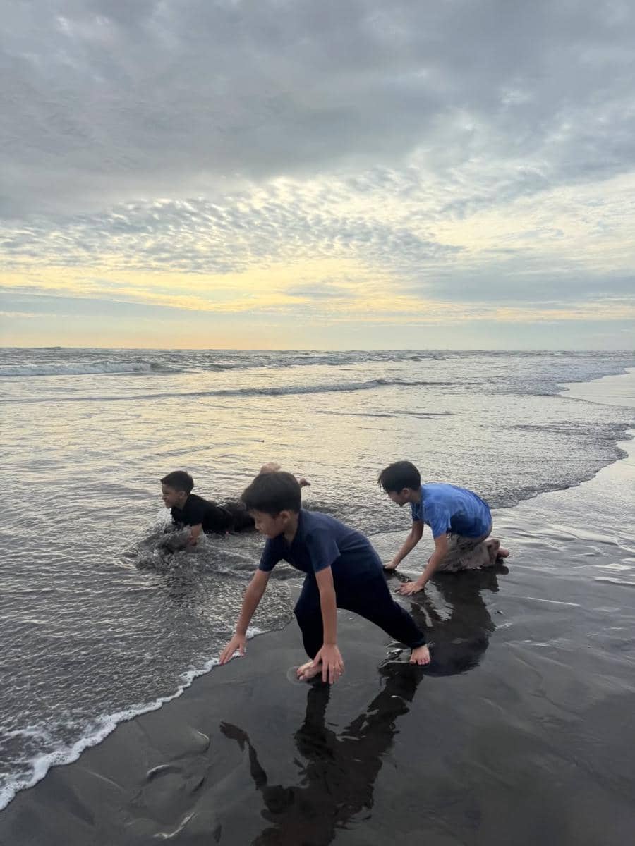 Keluarga Zaskia Adya Mecca bermain di Pantai Parangtritis.
