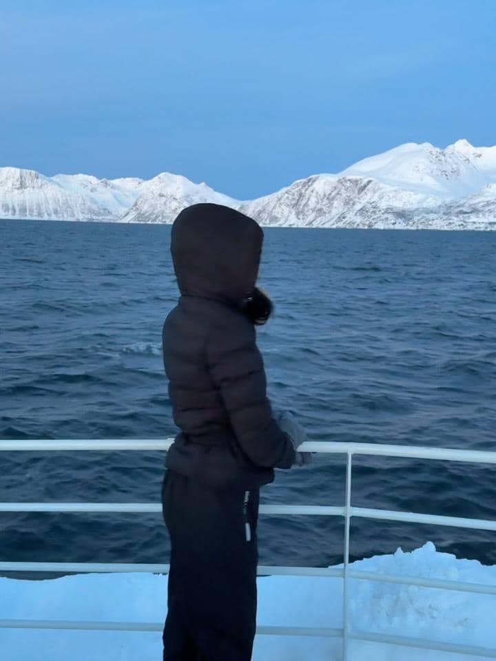 Lyodra ikut safari laut di Tromsø.
