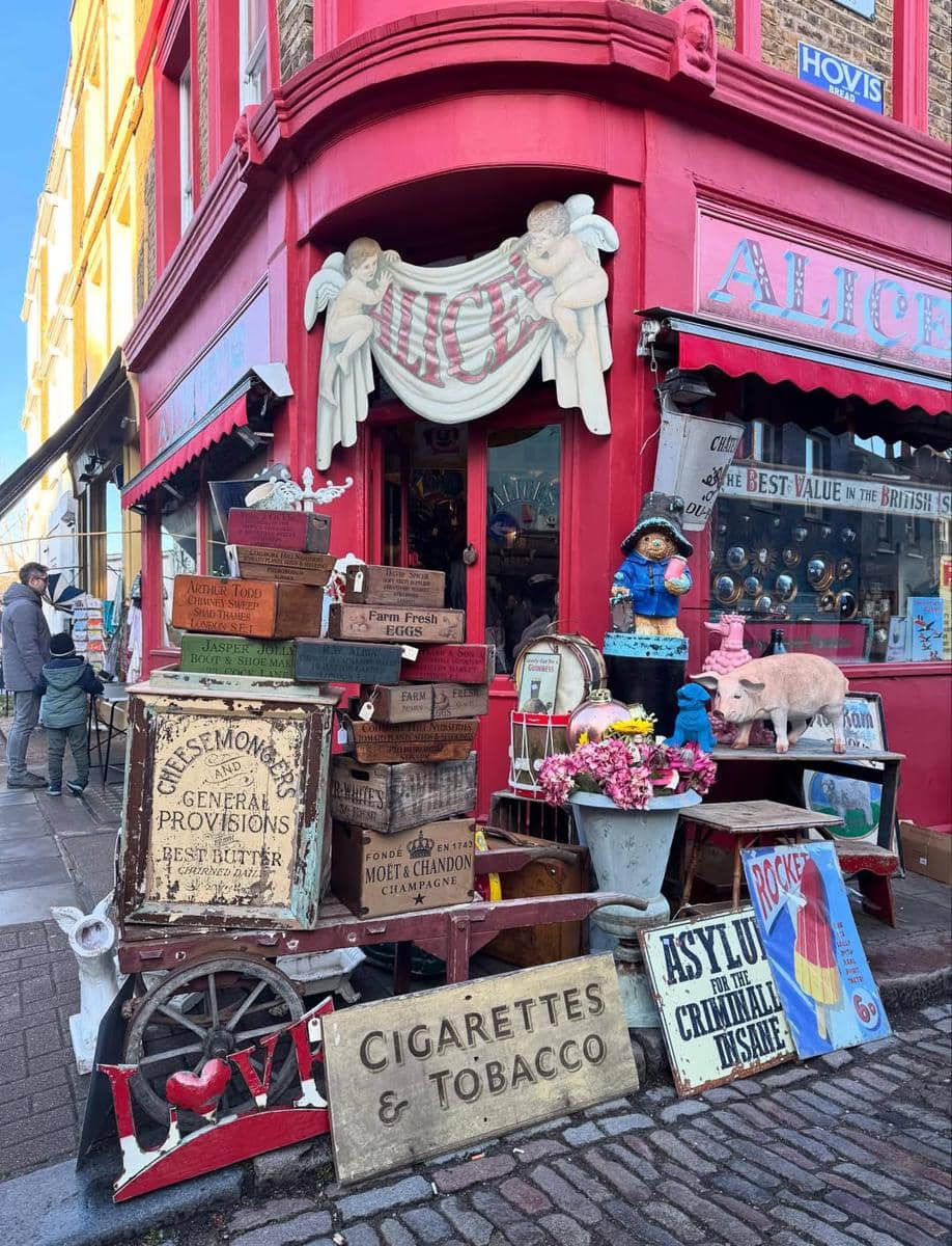 Keluarga Riafinola jalan-jalan di Notting Hill, London.