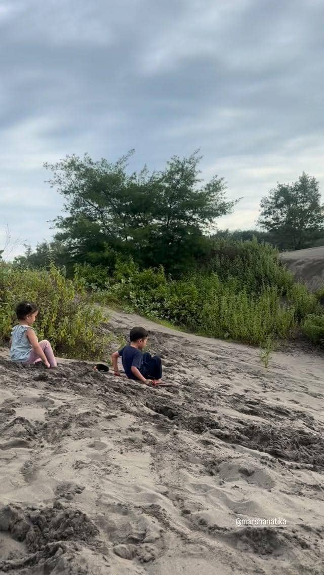 Keluarga Zaskia Adya Mecca bermain di Pantai Parangtritis.