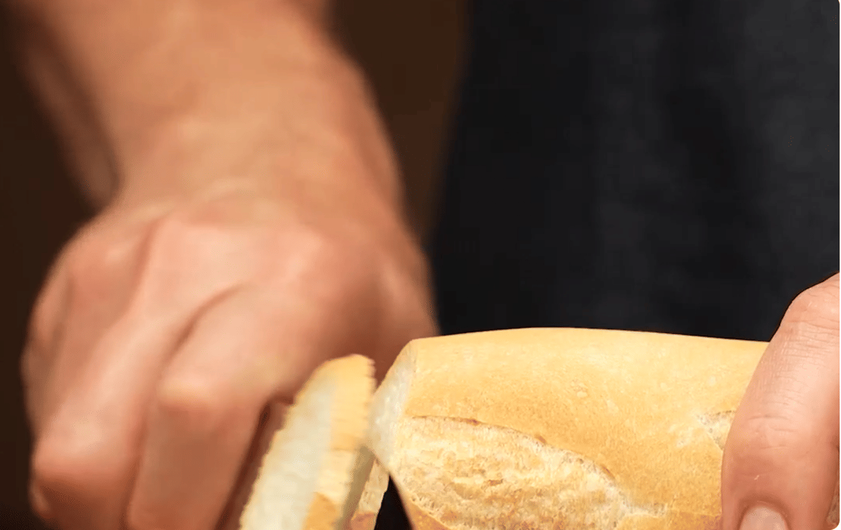 demo proses memotong roti menggunakan C-200 Ultrasonic Chef’s Knife