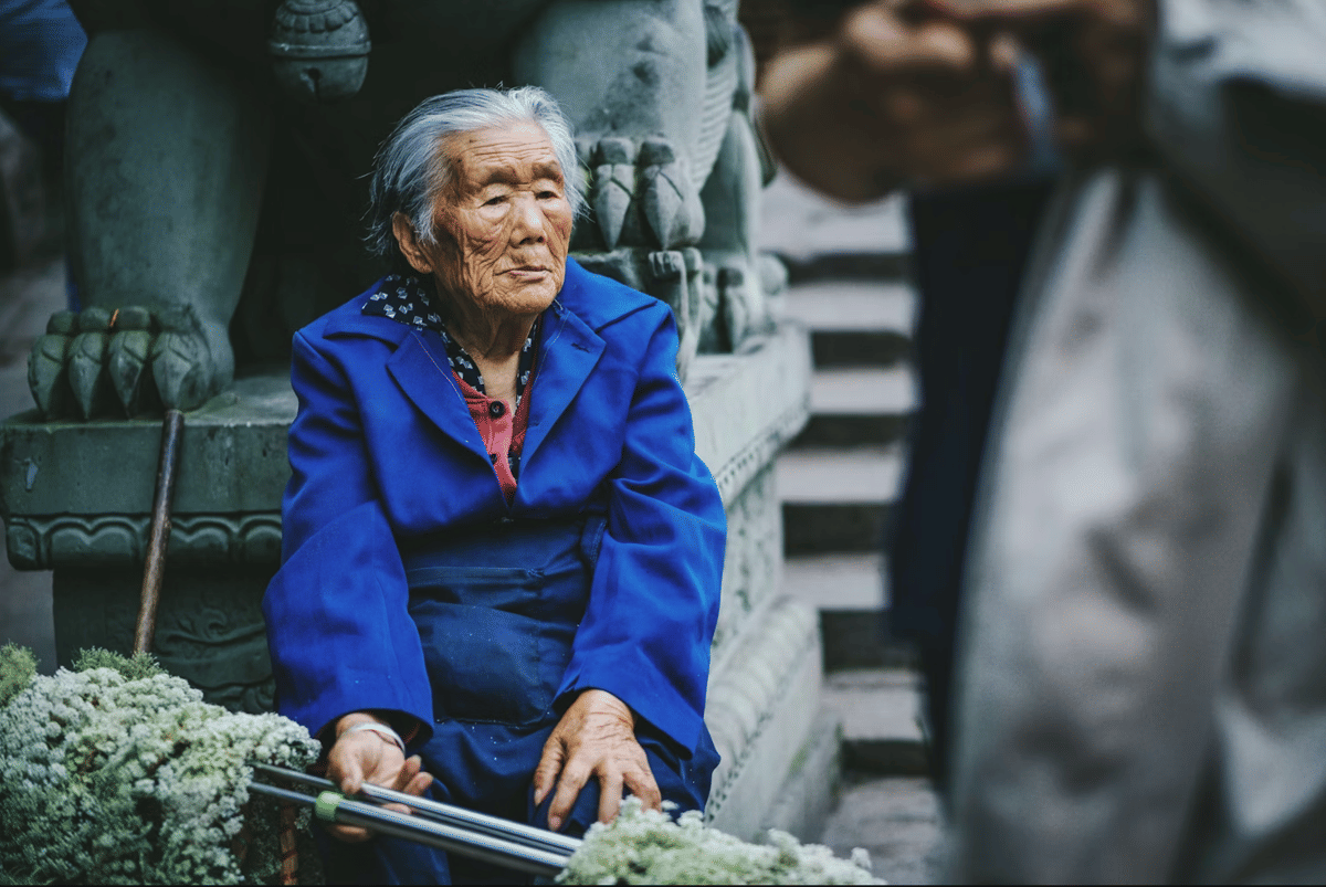 Ilustrasi seorang nenek lansia