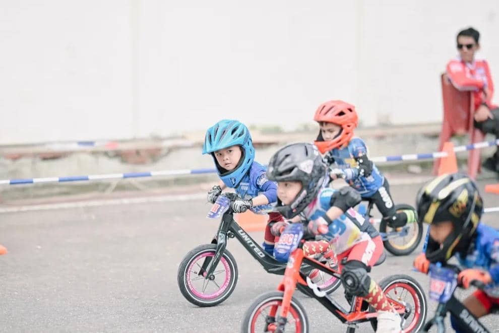 Sejumlah anak saat berusaha memenangkan race di Lintas Biru Push Bike Competition 2026 yang berlangsung di Kota Payakumbuh, Provinsi Sumbar