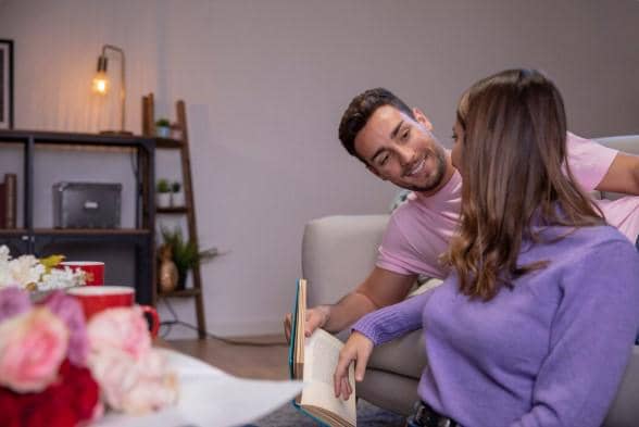 ilustrasi ngobrol dengan pasangan