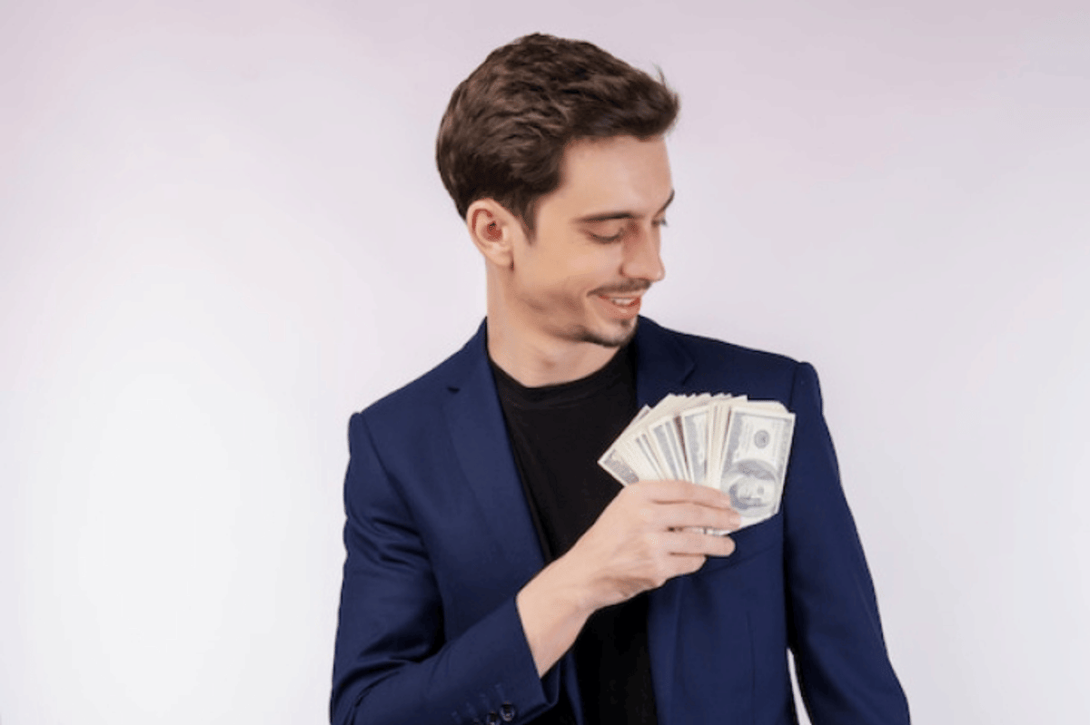 ilustrasi pria menyisihkan uang untuk Ramadan