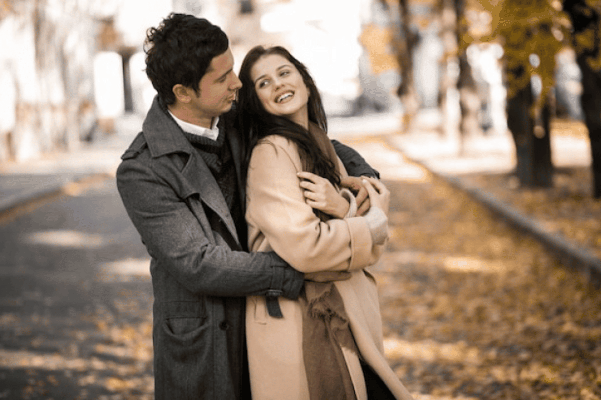 ilustrasi pria menjalin hubungan dengan wanita lebih tua