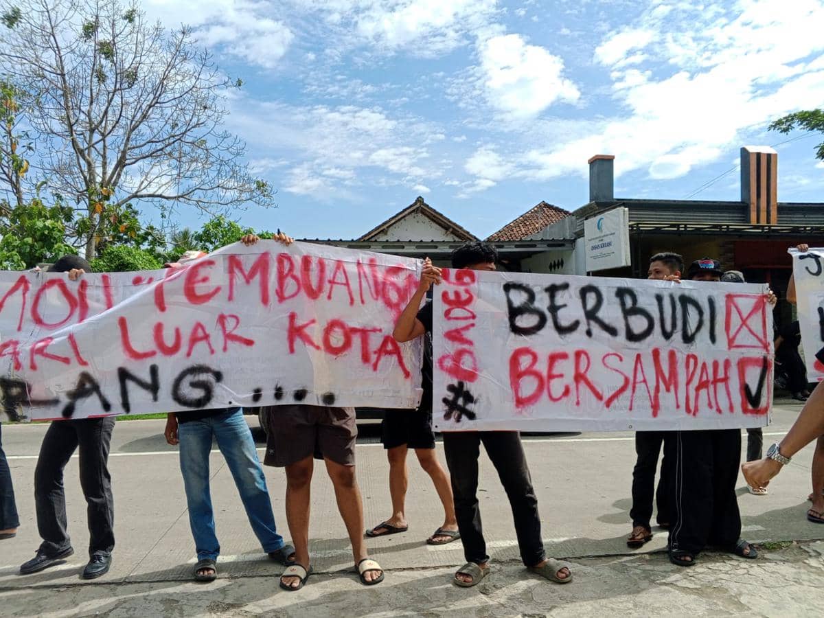Warga Taktakan berdemo tolak sampah 