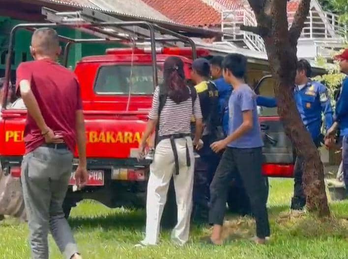 Damkar Bujuk Bocah 15 Tahun di Bekasi yang Takut Disunat. (Dokumen Disdamkarmat Kabupaten Bekasi)