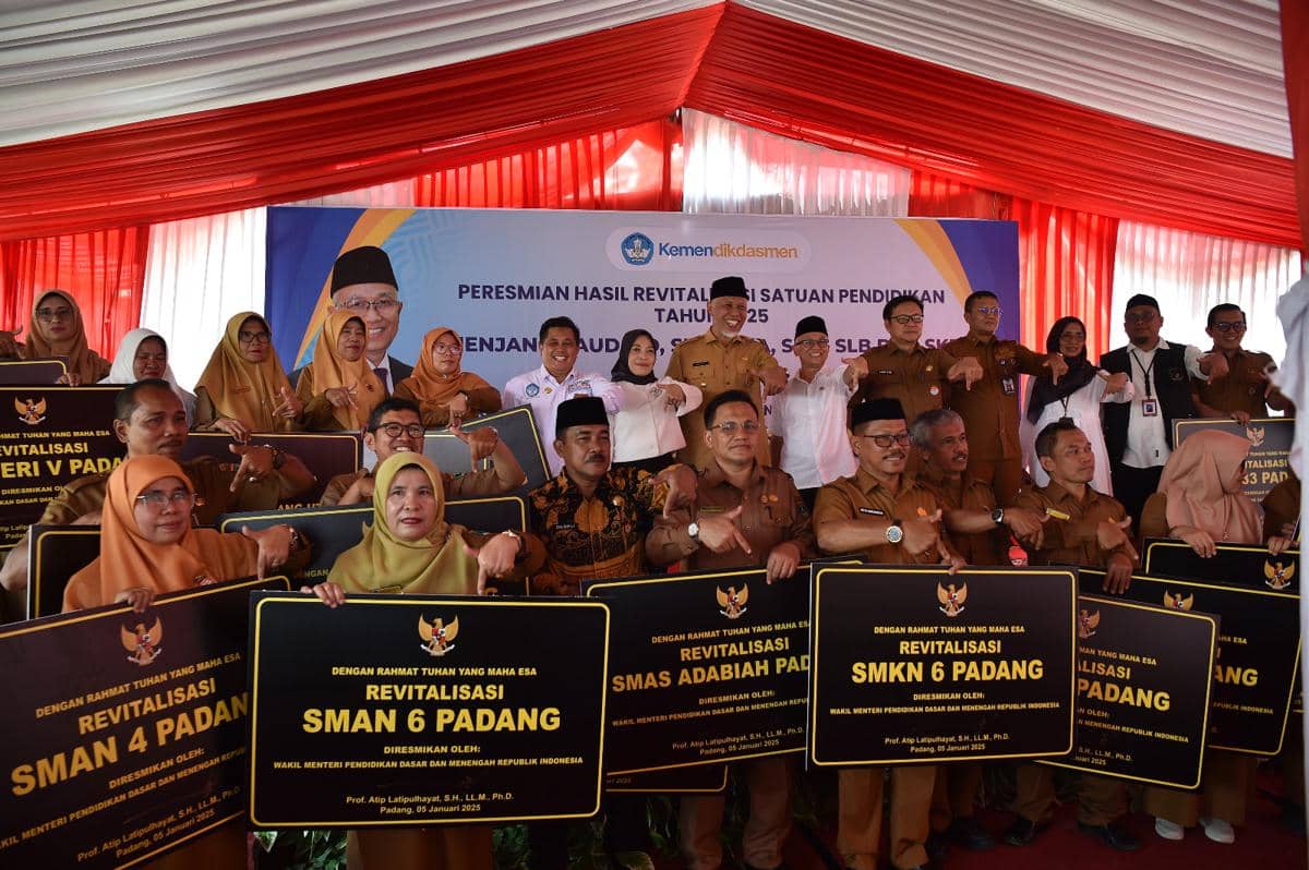 Wamendikdasmen tandai hari pertama masuk sekolah di Padang pascabencana banjir