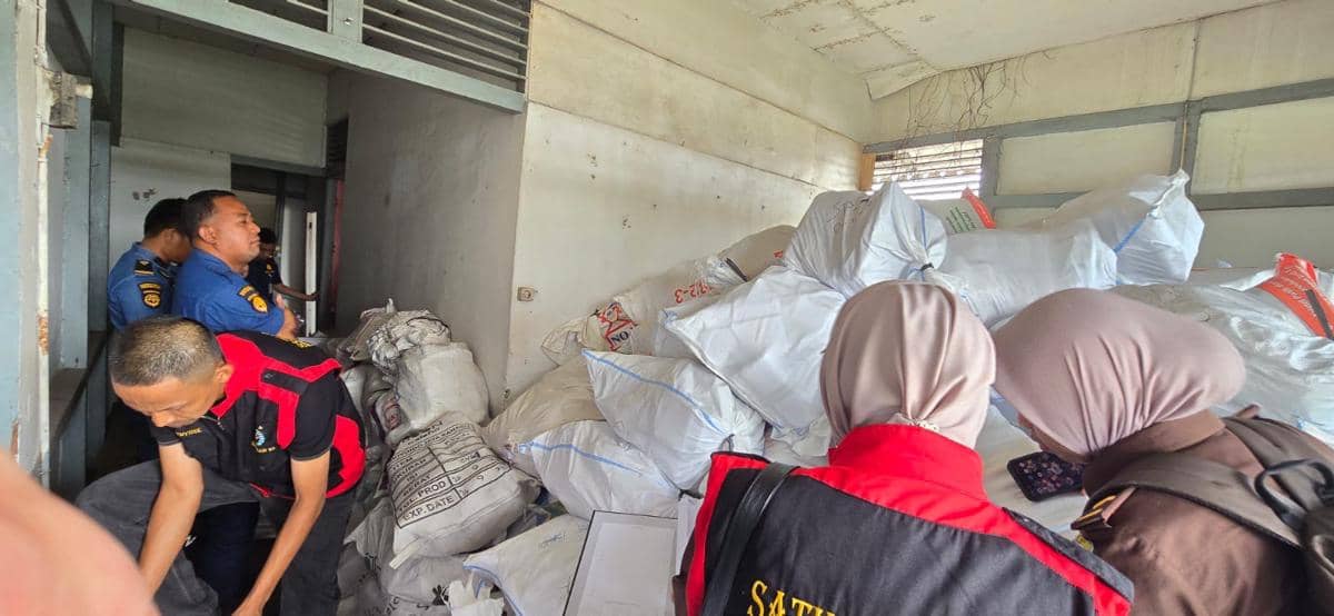 Tim Kejati Kalbar geledah lokasi diduga korupsi tambang bauksit. 