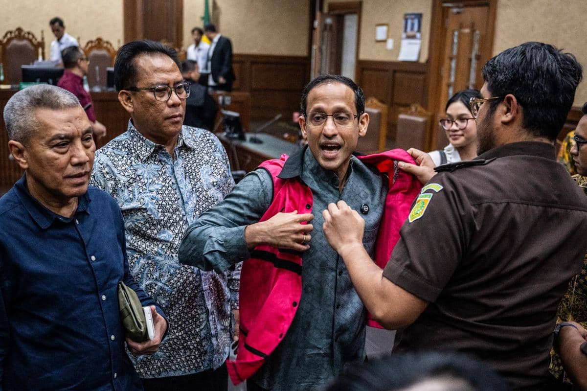 Terdakwa kasus dugaan korupsi dalam digitalisasi pendidikan pengadaan laptop Chromebook Nadiem Makarim (ketiga kiri) mengenakan rompi tahanan usai sidang pembacaan eksepsi di Pengadilan Tipikor, Jakarta, Senin (5/1/2026). (ANTARA FOTO/Bayu Pratama S)