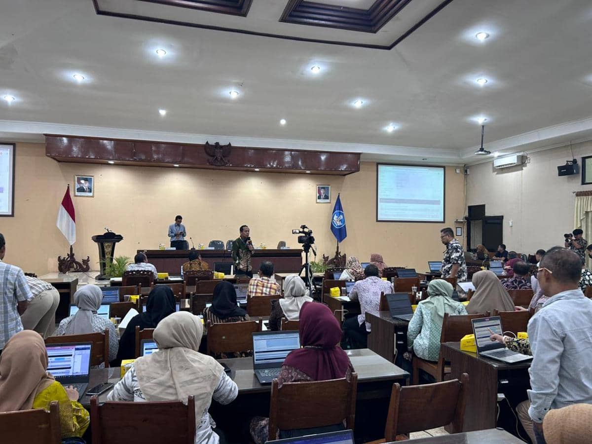 Edukasi dan bimbingan teknis (bimtek) pengisian Surat Pemberitahuan (SPT) Tahunan Pajak Penghasilan (PPh) Orang Pribadi menggunakan sistem terbaru, Coretax kepada 357 dosen dan tenaga kependidikan (tendik) di lingkungan Lembaga Layanan Pendidikan Tinggi (LLDIKTI) Wilayah VI Jawa Tengah, Selasa (6/1/2026). (Dok. DJP Jateng I)