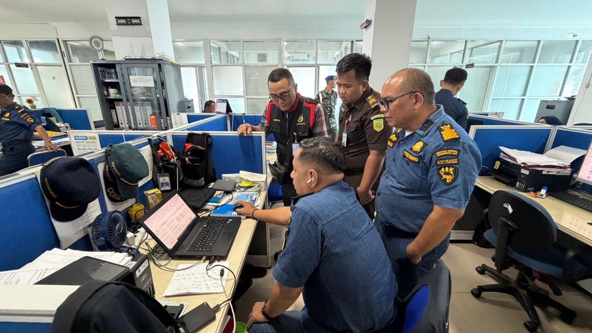 Penyidik lakukan penggeledahan di 5 lokasi diduga terkait kasus korupsi tambang bauksit.