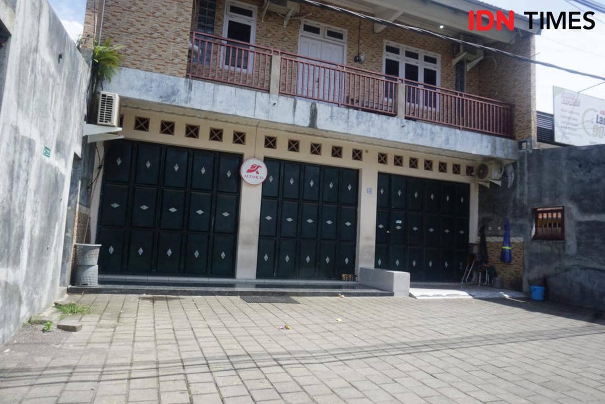 Polresta Yogyakarta menggerebek bangunan yang diduga digunakan sebagai markas sindikat scam berlokasi di Jalan Gito Gati, Penen, Donoharjo, Ngaglik, Sleman, pada Senin (5/1/2026).