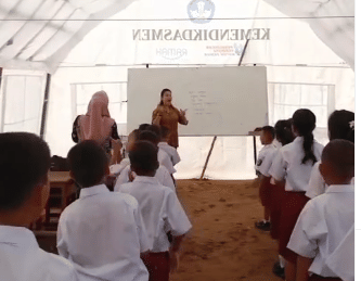 Suasana belajar di tenda Kemendisdakmen pada hari pertama sekolah di Tapanuli Tengah,, Senin (5/1/2026) (dok.Pemkab Tapteng) 