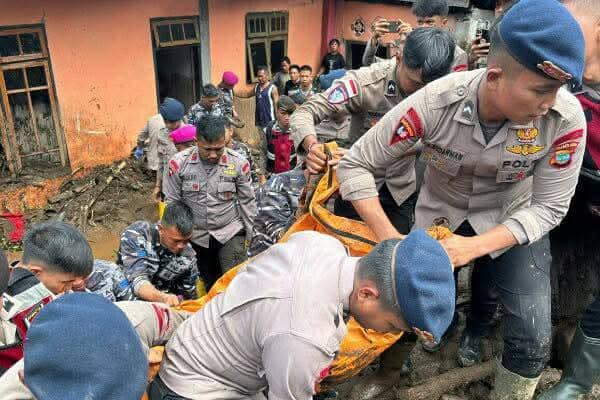 Polisi dan tentara mengangkat jenazah korban banjir bandang di Pulau Siau, Kepulauan Sitaro, Sulawesi Utara. Dok. Polda Sulut