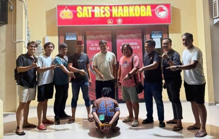 Tersangka berinisial R ditangkap usai menjadi pengedar narkotika di kawasan wisata Danau Ranau (Dok: Polres OKUS)