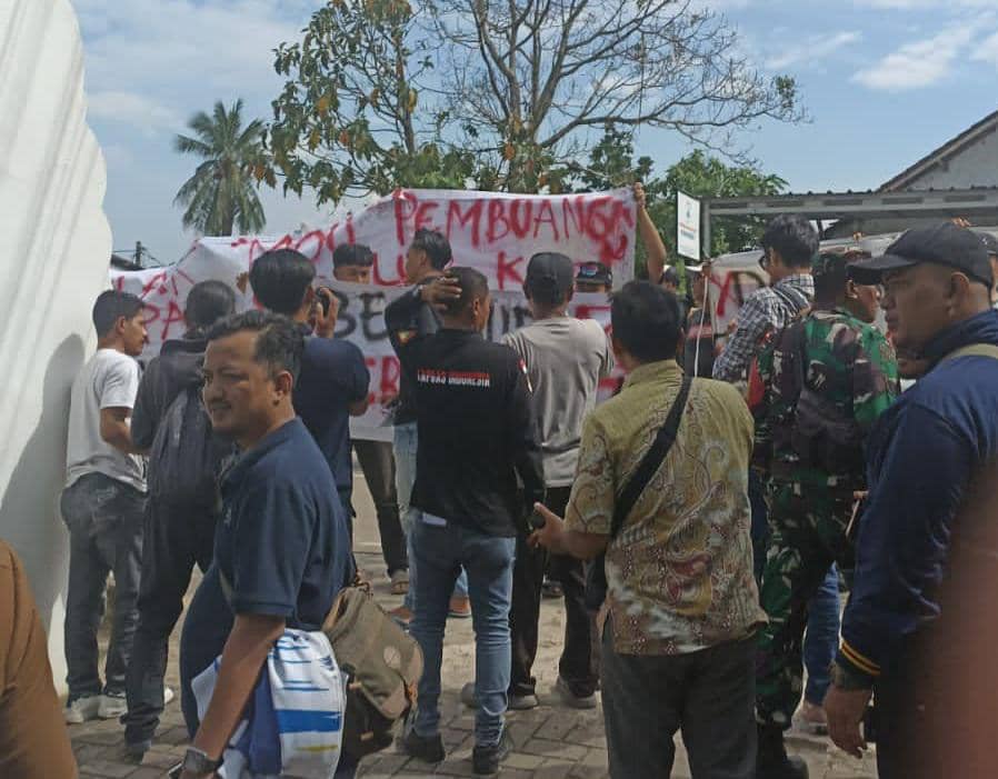 Warga Taktakan berdemo tolak sampah 