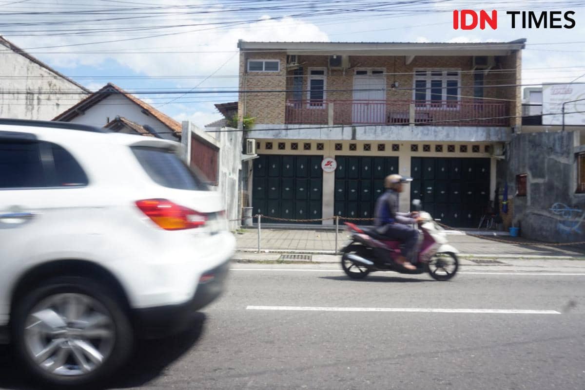 Polresta Yogyakarta menggerebek bangunan yang diduga digunakan sebagai markas sindikat scam berlokasi di Jalan Gito Gati, Penen, Donoharjo, Ngaglik, Sleman, pada Senin (5/1/2026). 