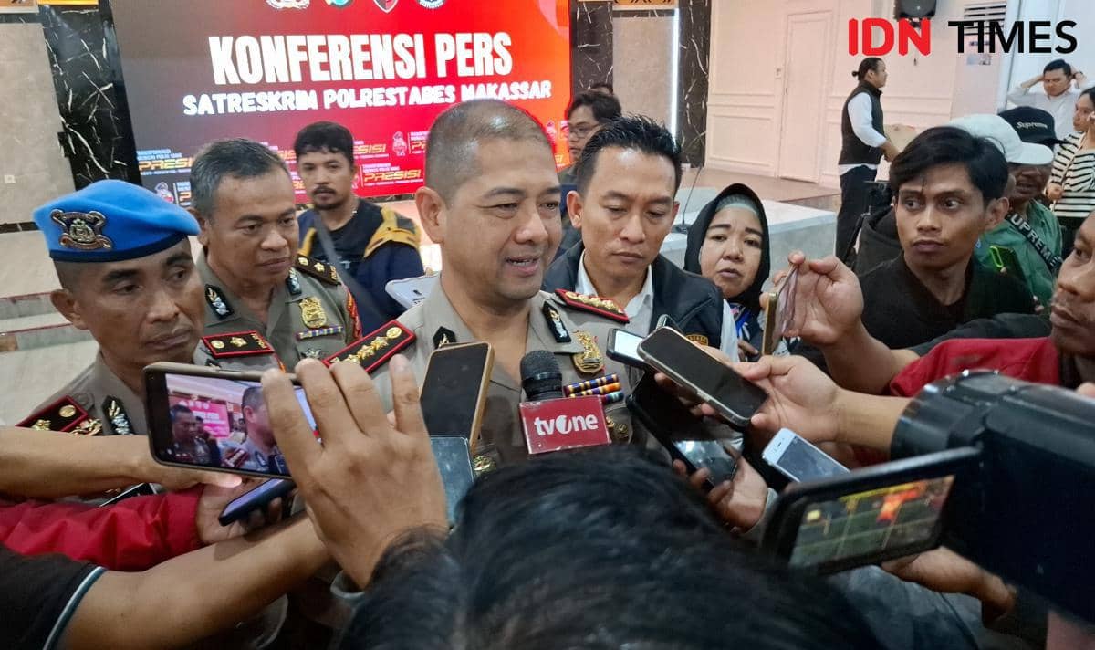 Kapolrestabes Makassar, Kombes Pol Arya Perdana saat di wawancara awak media di Aula Polrestabes Makassar Senin (5/1/2026). IDN Times/Darsil Yahya.