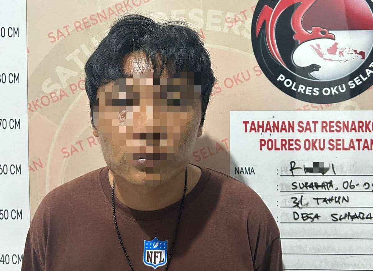 Tersangka berinisial R ditangkap usai menjadi pengedar narkotika di kawasan wisata Danau Ranau (Dok: Polres OKUS)