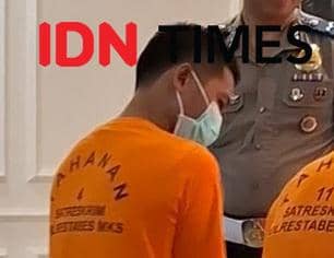 Ari, adik kadung yang tega bunuh kakaknya gegara uang Rp1 juta, tampak mengenakan baju tahanan saat dihadirkan di Aula Porlestabes Makassar, Senin (5/1/2026). IDN Times/Darsil Yahya.