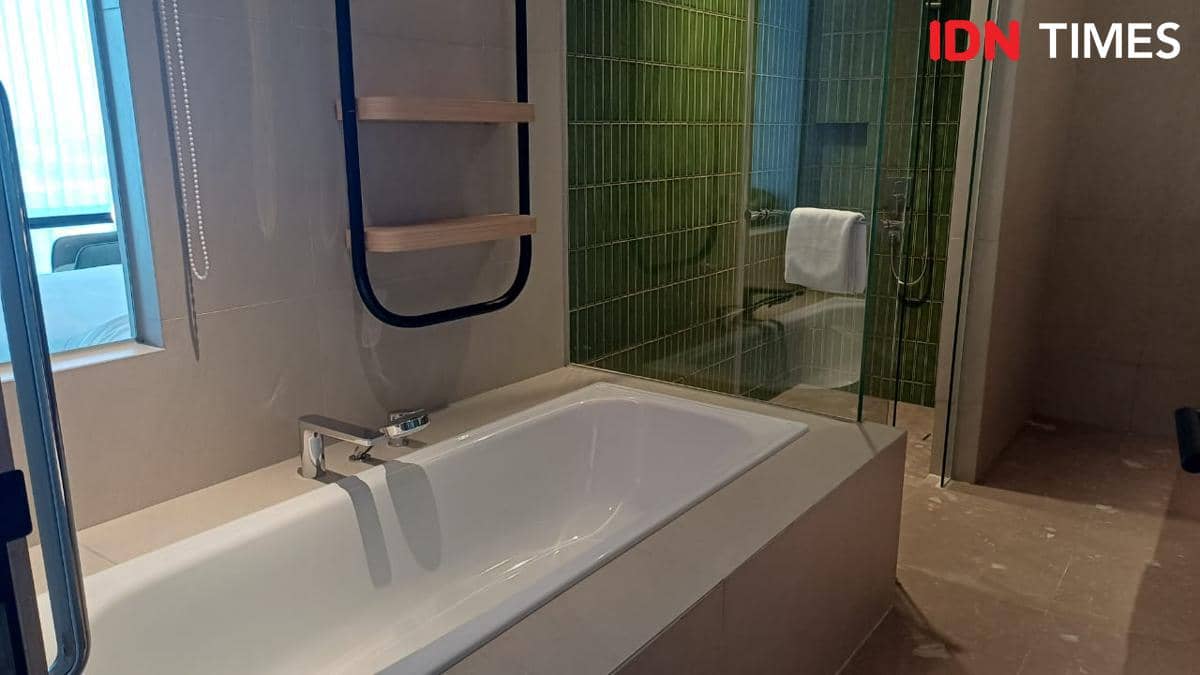 potret handuk di kamar mandi hotel 