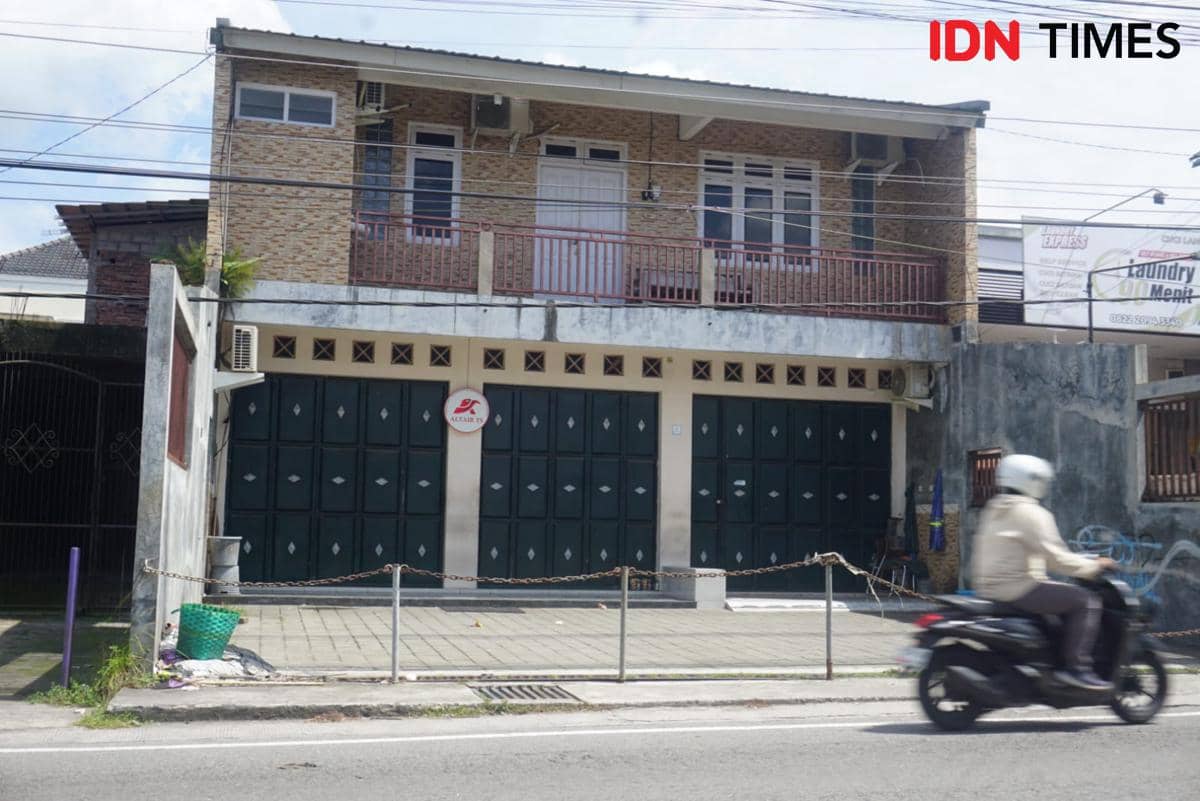 Polresta Yogyakarta menggerebek bangunan yang diduga digunakan sebagai markas sindikat scam berlokasi di Jalan Gito Gati, Penen, Donoharjo, Ngaglik, Sleman, pada Senin (5/1/2026).