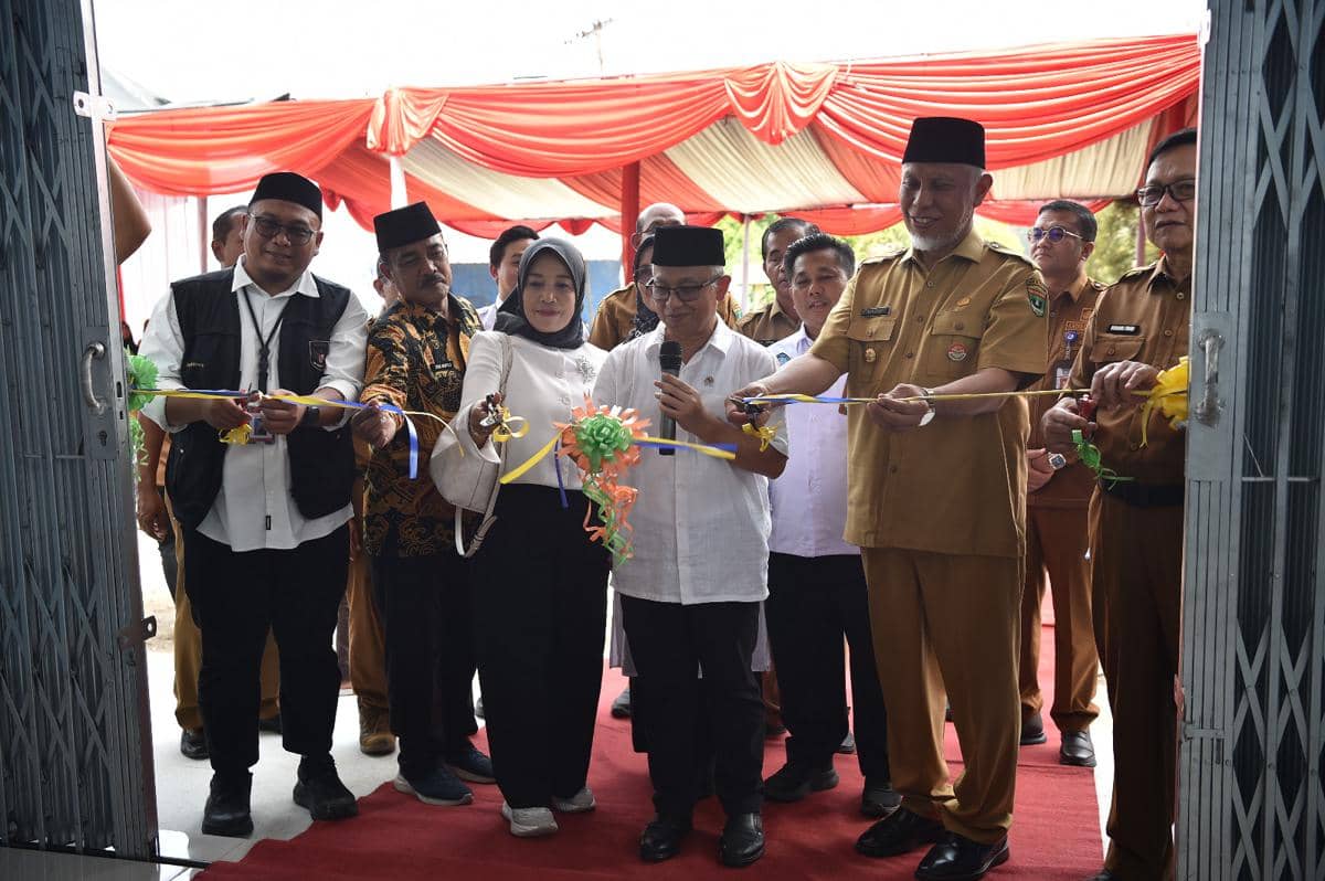 Wamendikdasmen tandai hari pertama masuk sekolah di Padang pascabencana banjir