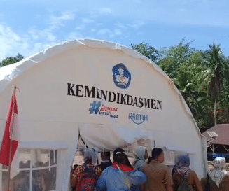 Suasana belajar di tenda Kemendisdakmen pada hari pertama sekolah di Tapanuli Tengah,, Senin (5/1/2026) (dok.Pemkab Tapteng) 