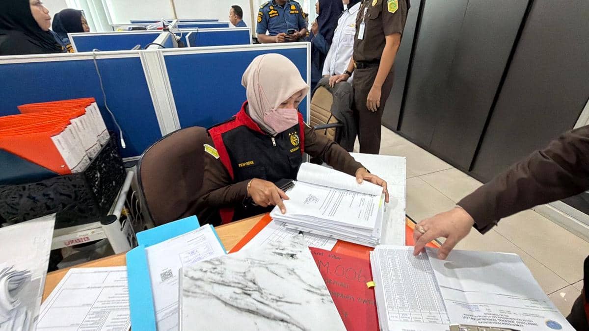 Penggeledahan lokasi dugaan korupsi tambang bauksit. 