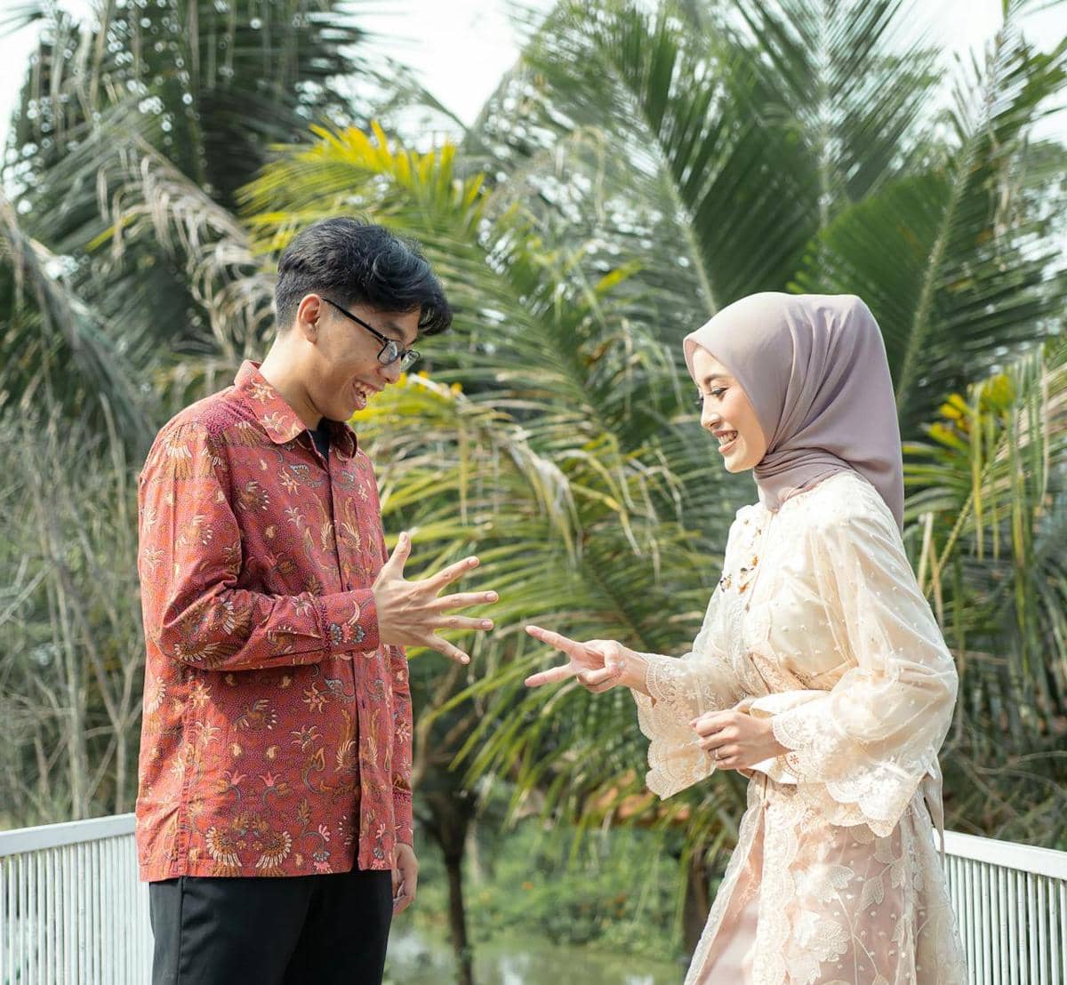 pria berkemeja batik