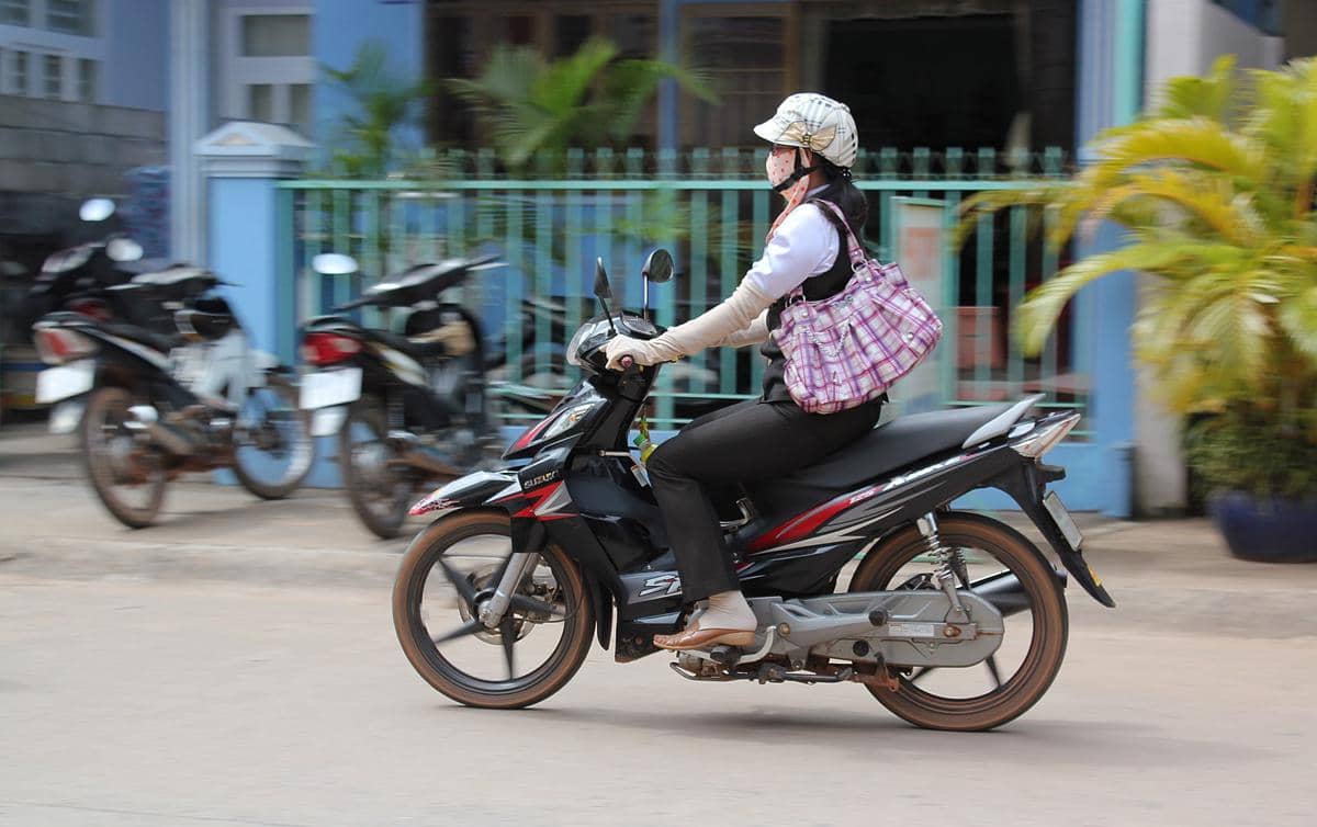 potret mengendarai motor di jalanan Phu Quoc, Vietnam