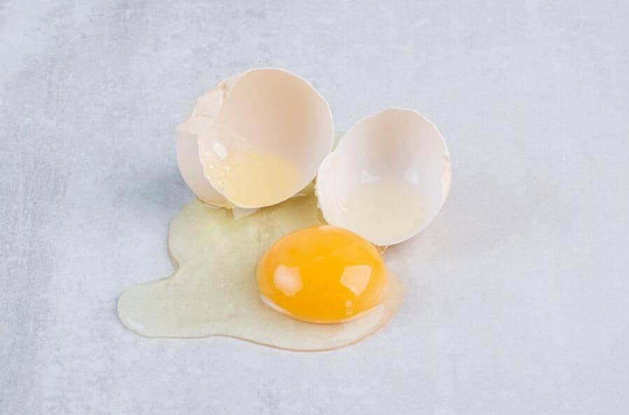 ilustrasi telur yang diambil putihnya saja