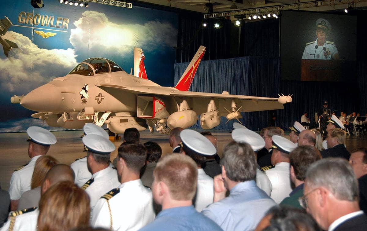 potret upacara peluncuran perdana (roll out) jet tempur perang elektronik EA-18G Growler pada tanggal 3 Augustus 2006 silam