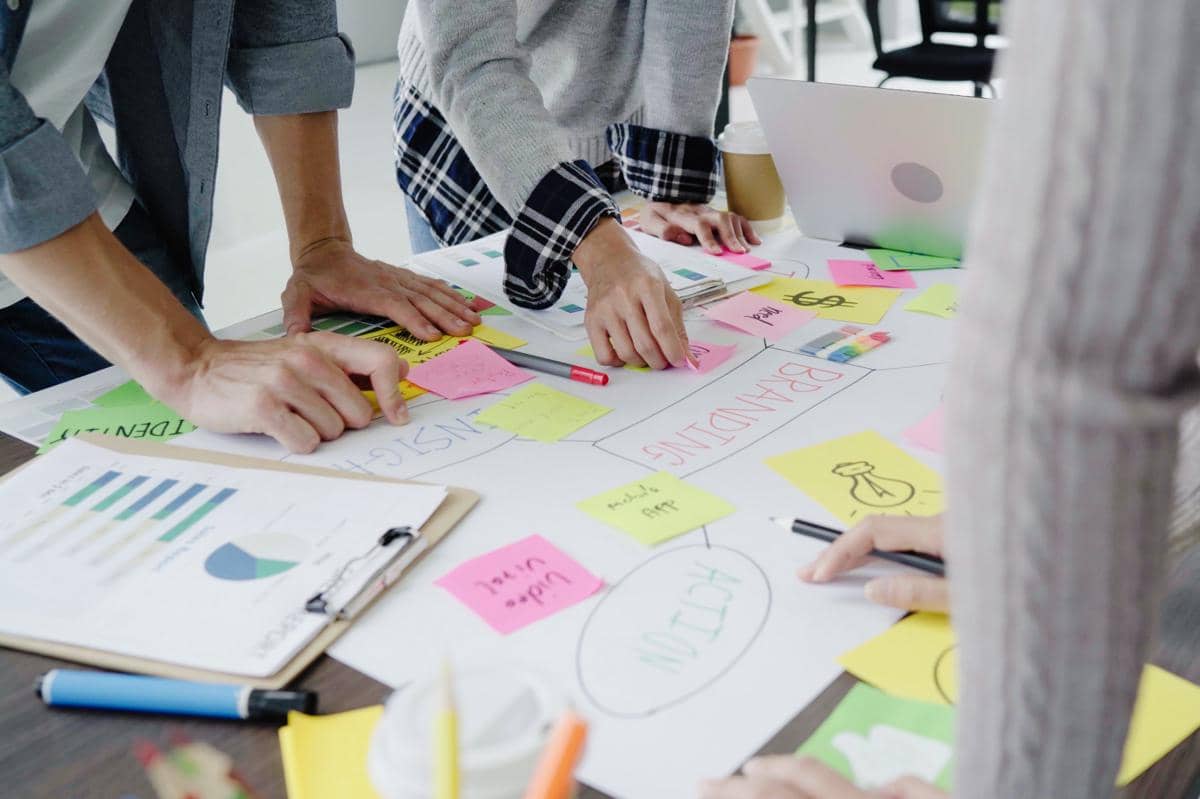 ilustrasi brainstorming tim