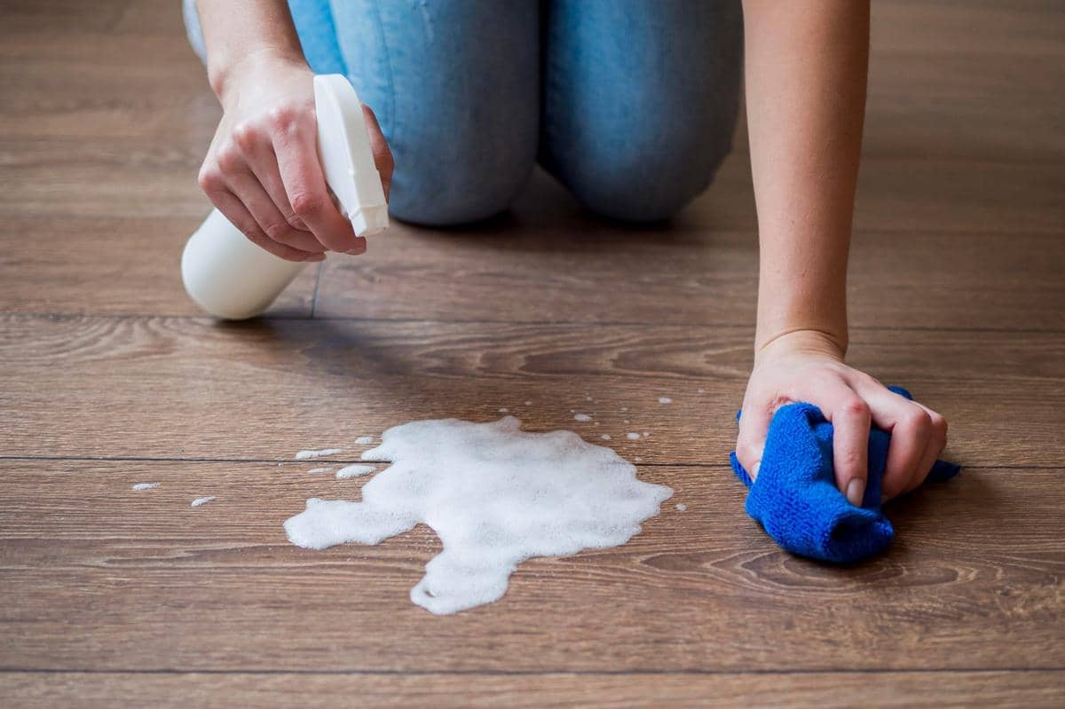 ilustrasi membersihkan lantai vinyl