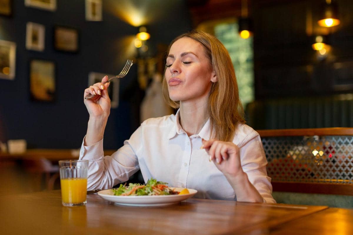ilustrasi perempuan makan