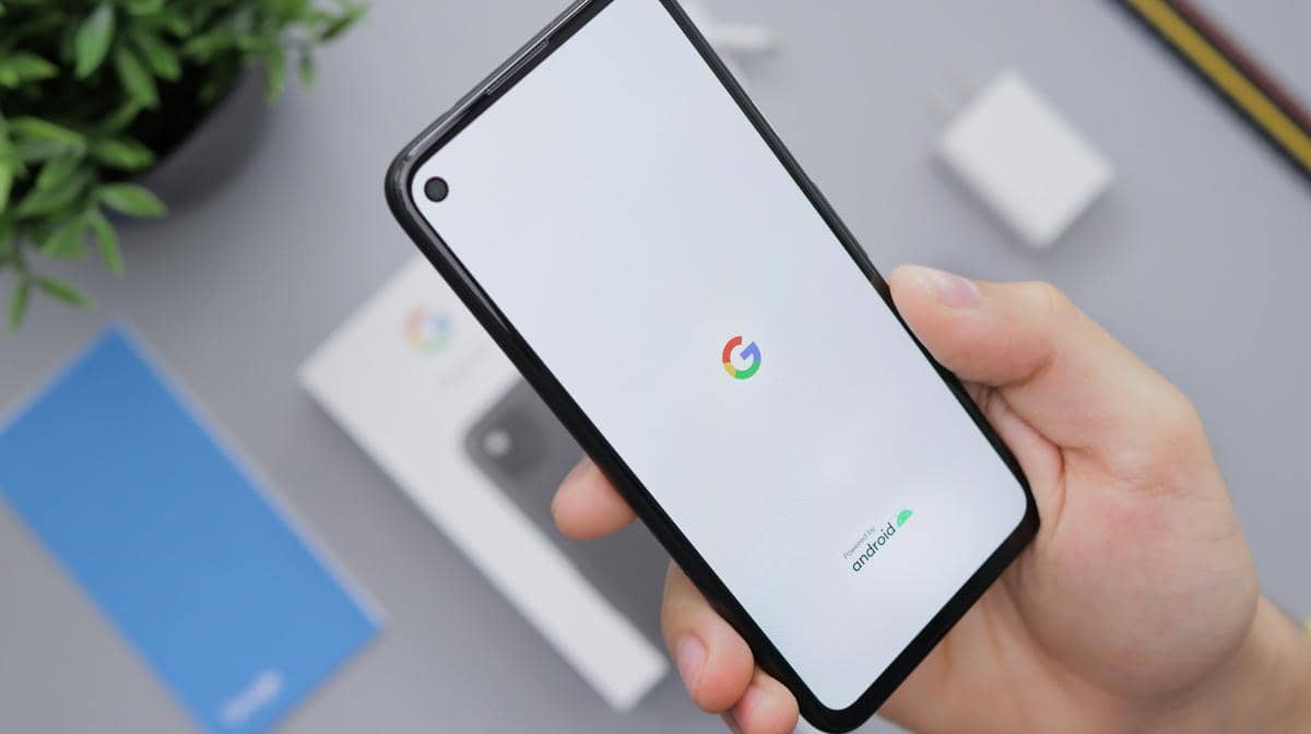 ilustrasi membuka ponsel Google Pixel
