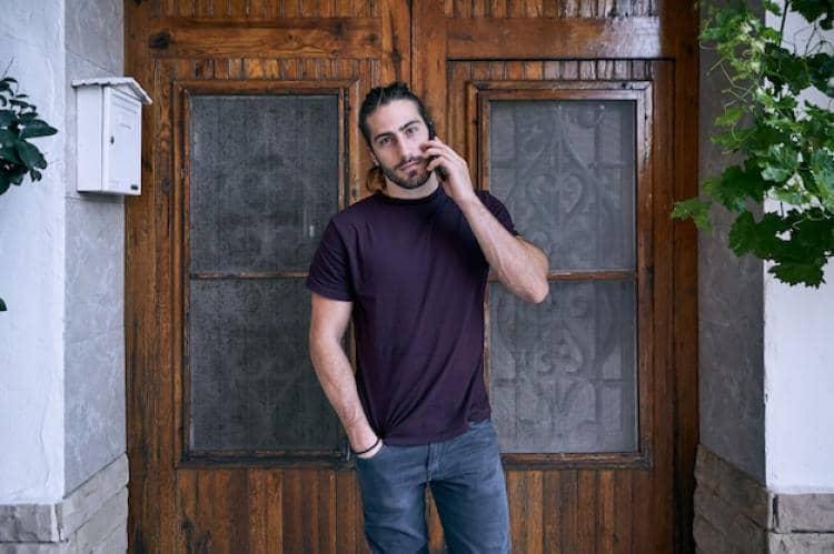 ilustrasi pria menggunakan fitted tee