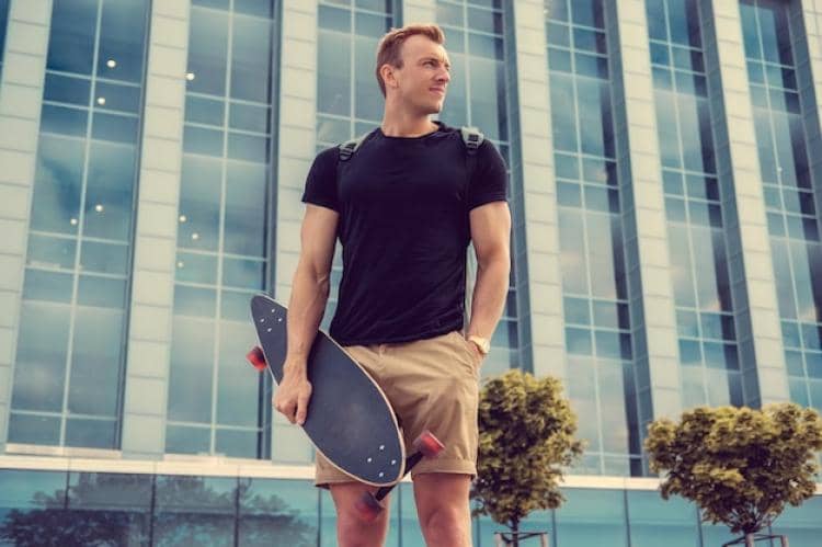 ilustrasi pria menggunakan fitted tee