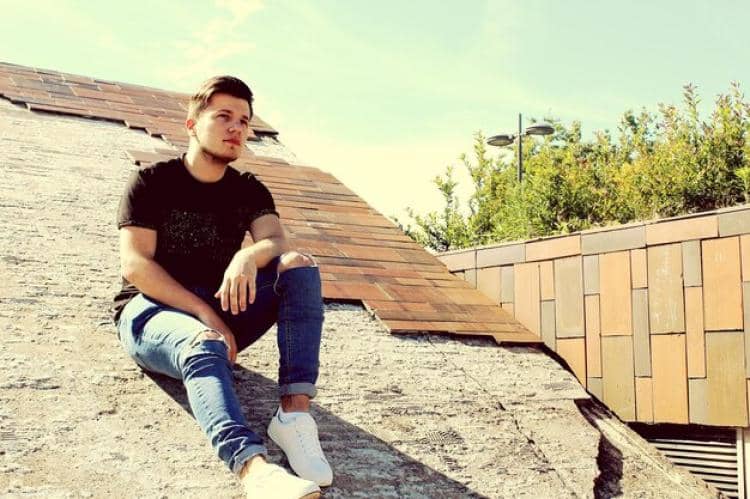 ilustrasi pria menggunakan ripped jeans