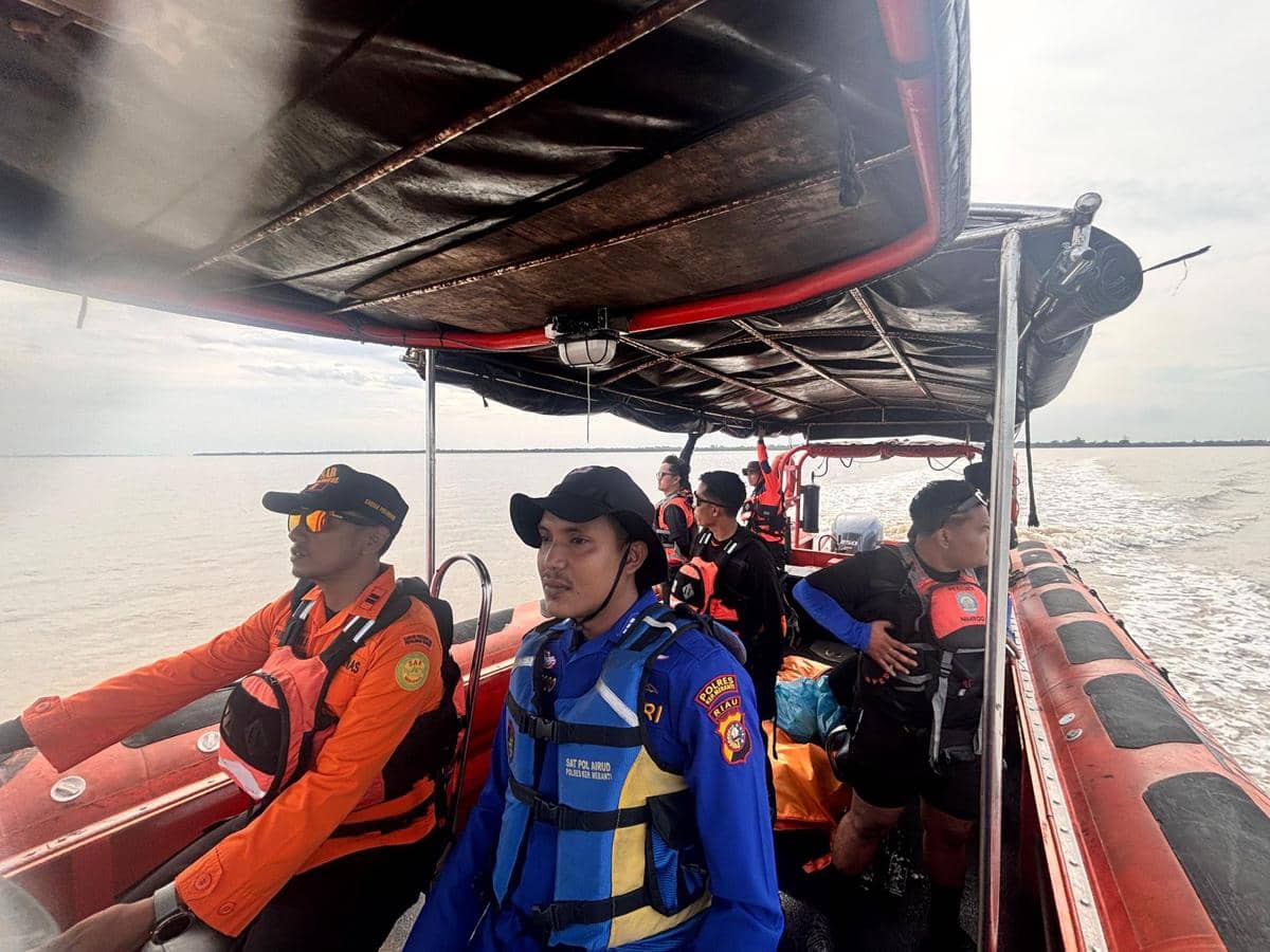 Unit Siaga saat melakukan pencarian korban