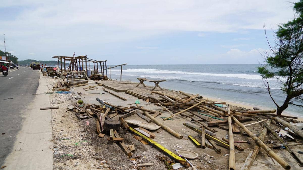 Pembongkaran kios pedagang di sisi selatan jalan Pintai Sepanjang Gunungkidul. (Dok. Diskominfo Gunungkidul)