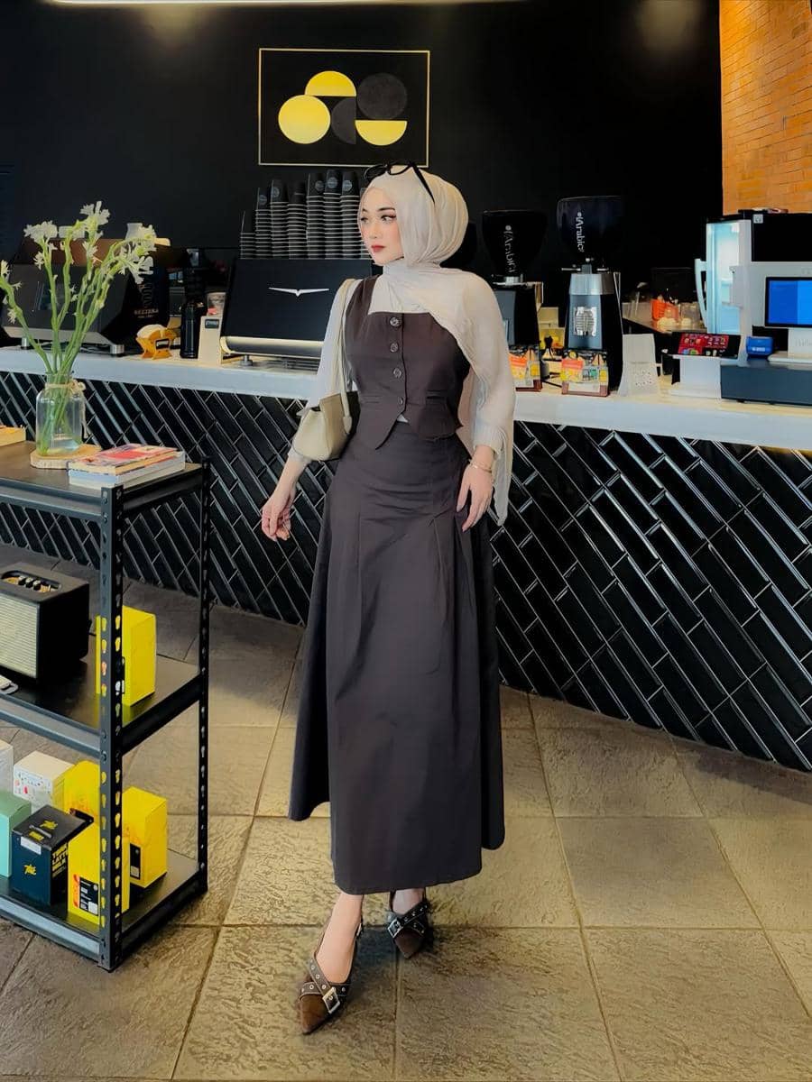 potret ide smart casual outfit versi feminin ala Hanifa Lestari