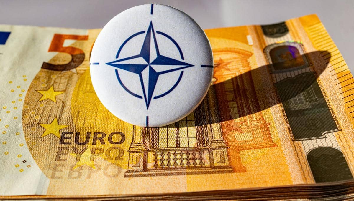 Logo NATO.