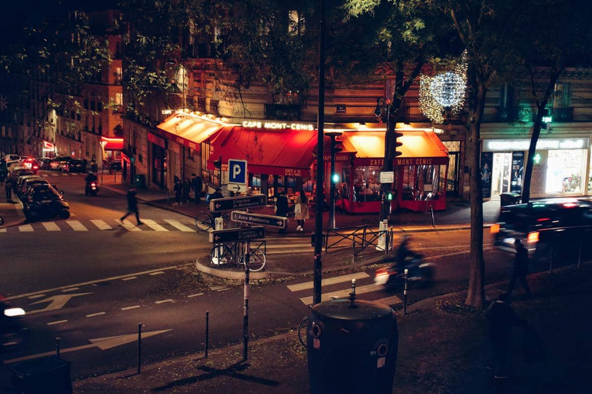 ilustrasi suasana kota saat malam hari 