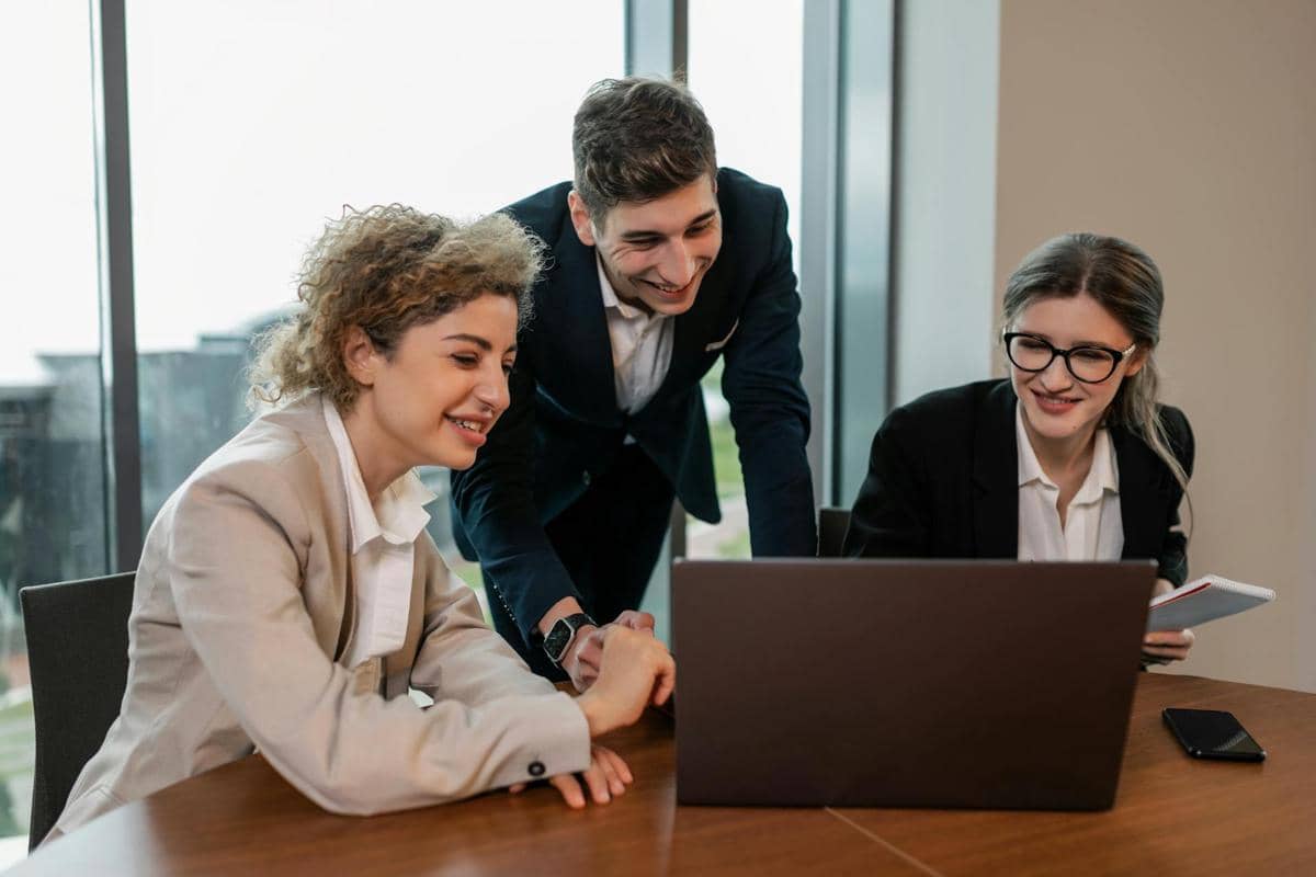 ilustrasi diskusi tim